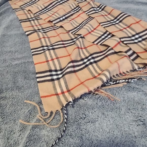 Burberry liked scarf - Picture 2 of 3